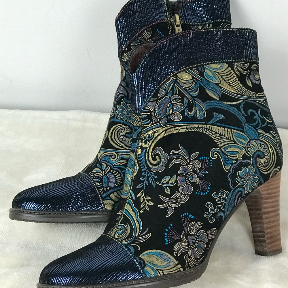 Blue and Gold Heeled Boots with Intricate Pattern - Picture 15 of 15
